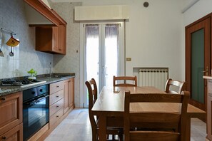 Appartement Confort | Cuisine privée | Grand réfrigérateur, micro-ondes, four, plaque de cuisson