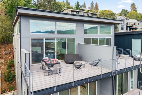 NEW LISTING... Magnificent NEW Townhome, overlooking dt Hood River, garage