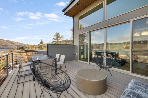 NEW LISTING... Magnificent brand new 5bed/ 3.5bth, overlooking dt Hood River