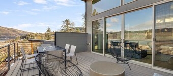NEW LISTING... Magnificent brand new 5bed/ 3.5bth, overlooking dt Hood River