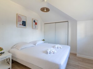 5 bedrooms, desk, iron/ironing board, WiFi