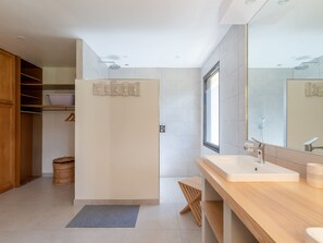 Shower, hair dryer, towels - LA BOUSSOLE- Wifi - Parking - Jardin (Pornichet)