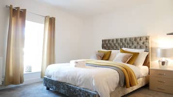 Classic Apartment | 4 bedrooms, soundproofing, free WiFi