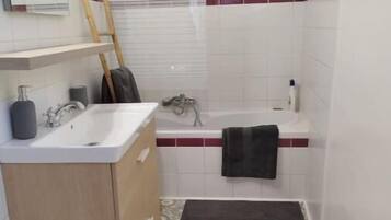 SĂšche-cheveux, serviettes fournies, savon, papier toilette