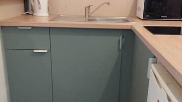 Réfrigérateur, micro-ondes, plaque de cuisson, cafetiÚre/bouilloire