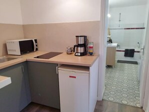 Kylskåp, mikrovågsugn, spishäll och kaffe- och tebryggare