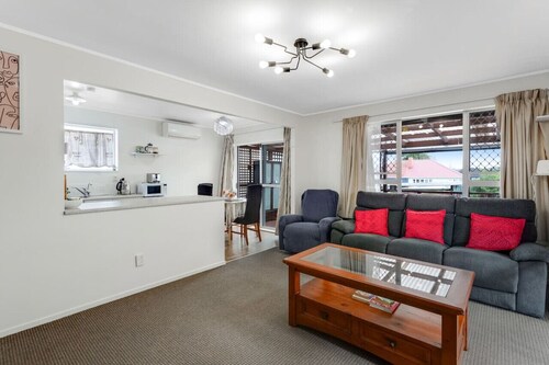 Homespun Unit with deck, air-con and parking