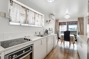 Fridge, microwave, oven, stovetop - Homespun Unit with deck, air-con and parking (Auckland West)