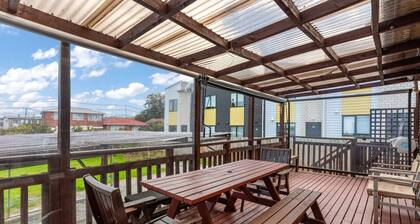 Homespun Unit with deck, air-con and parking