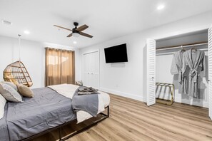 3 bedrooms, desk, iron/ironing board, travel crib