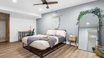 3 bedrooms, desk, iron/ironing board, travel crib