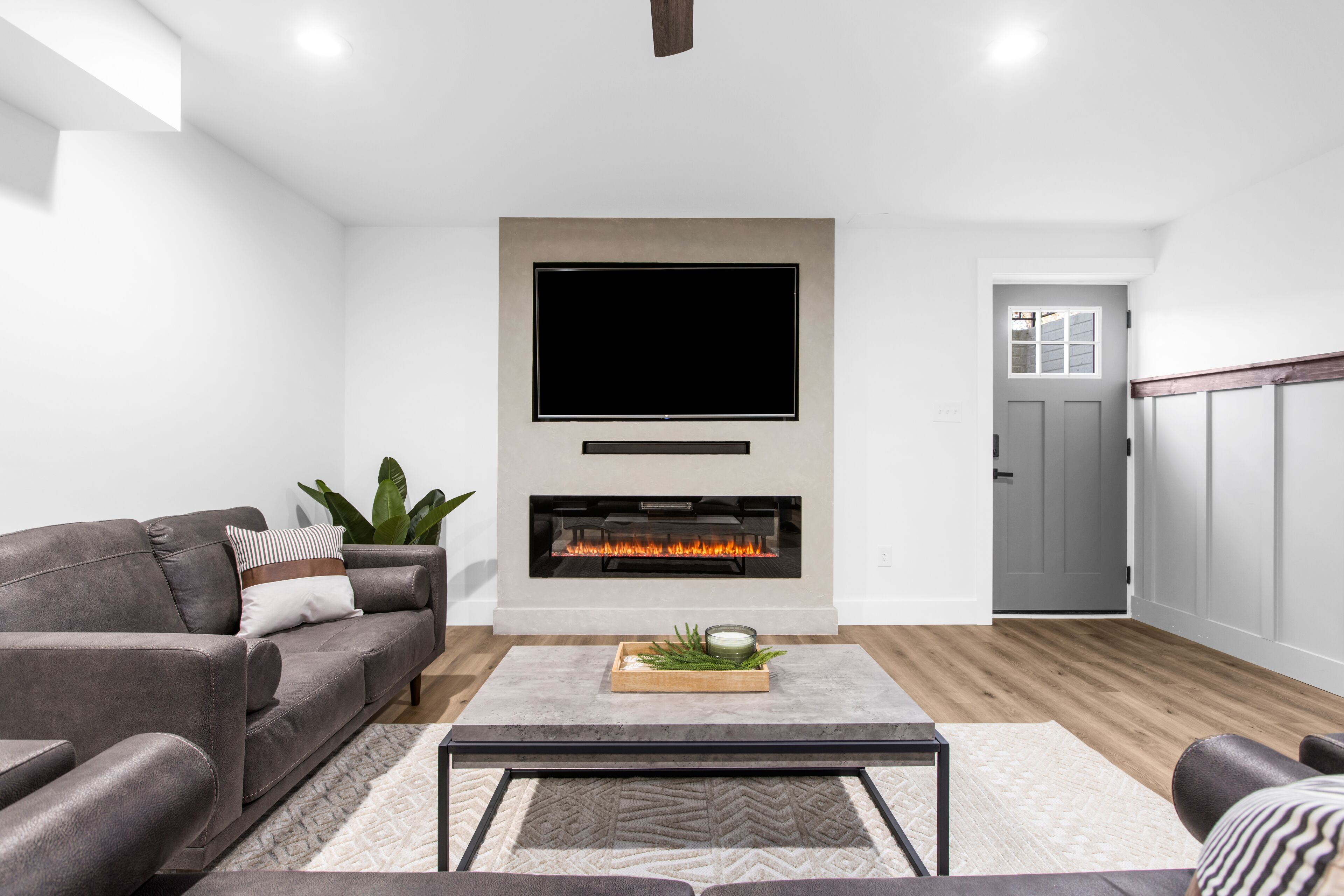 TV connectée, cheminée, livres, chaîne hi-fi