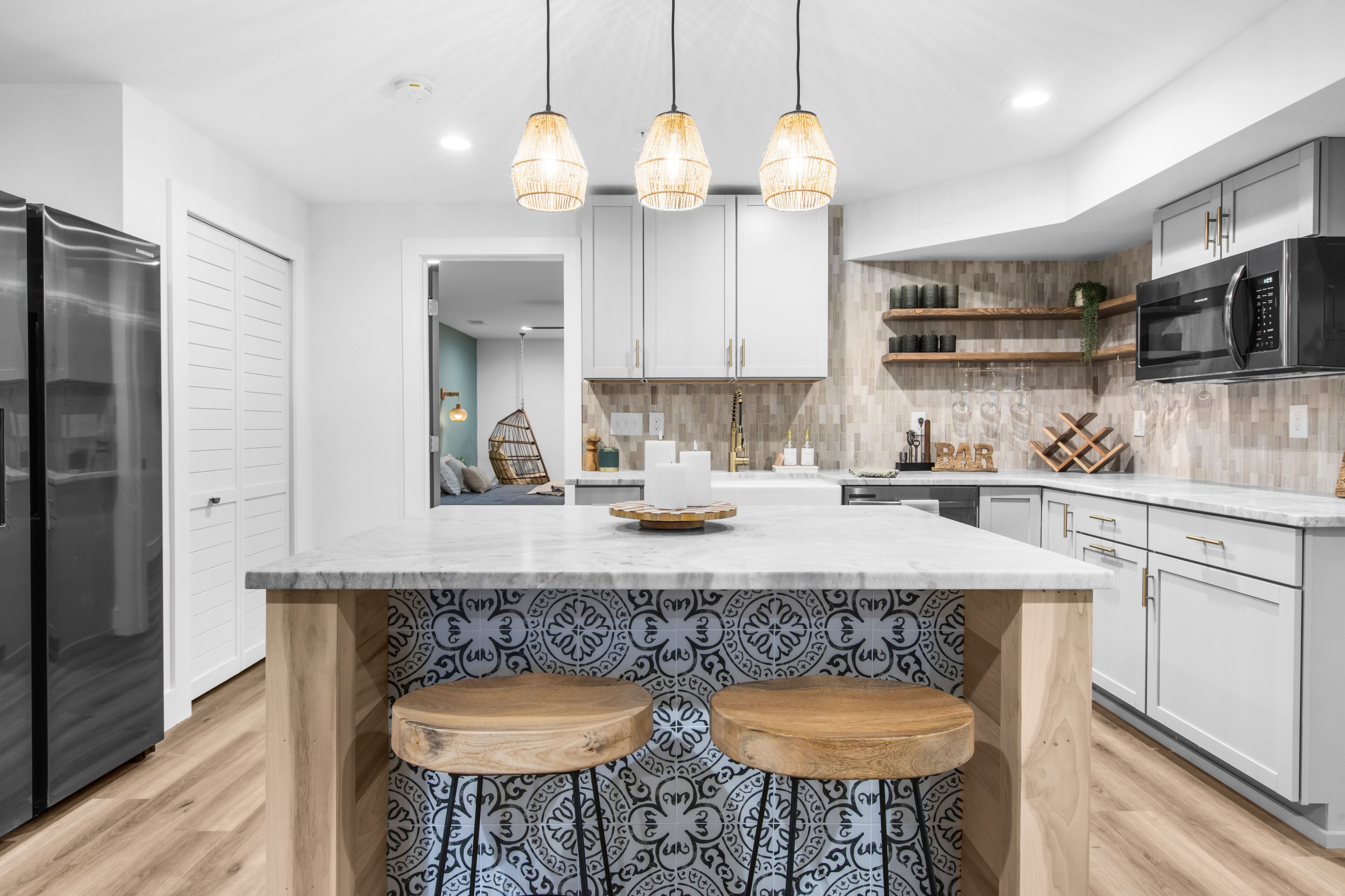 Réfrigérateur, micro-ondes, lave-vaisselle, cafetière/bouilloire