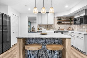 Fridge, microwave, dishwasher, coffee/tea maker - HGTV quality, private guest suite, country getaway with hot tub & fire pit (Centreville)