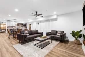 Smart TV, fireplace, books, stereo - HGTV quality, private guest suite, country getaway with hot tub & fire pit (Centreville)