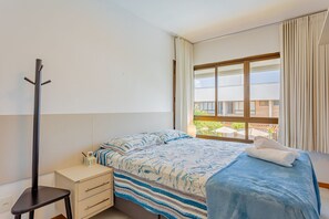 3 slaapkamers, een strijkplank/strijkijzer, wifi, beddengoed