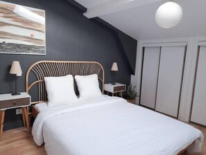 1 habitación, escritorio, tabla de planchar con plancha y cuna de viaje