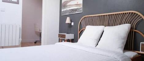 1 makuuhuone, työpöytä, silitysrauta/-lauta, vauvan matkasänky