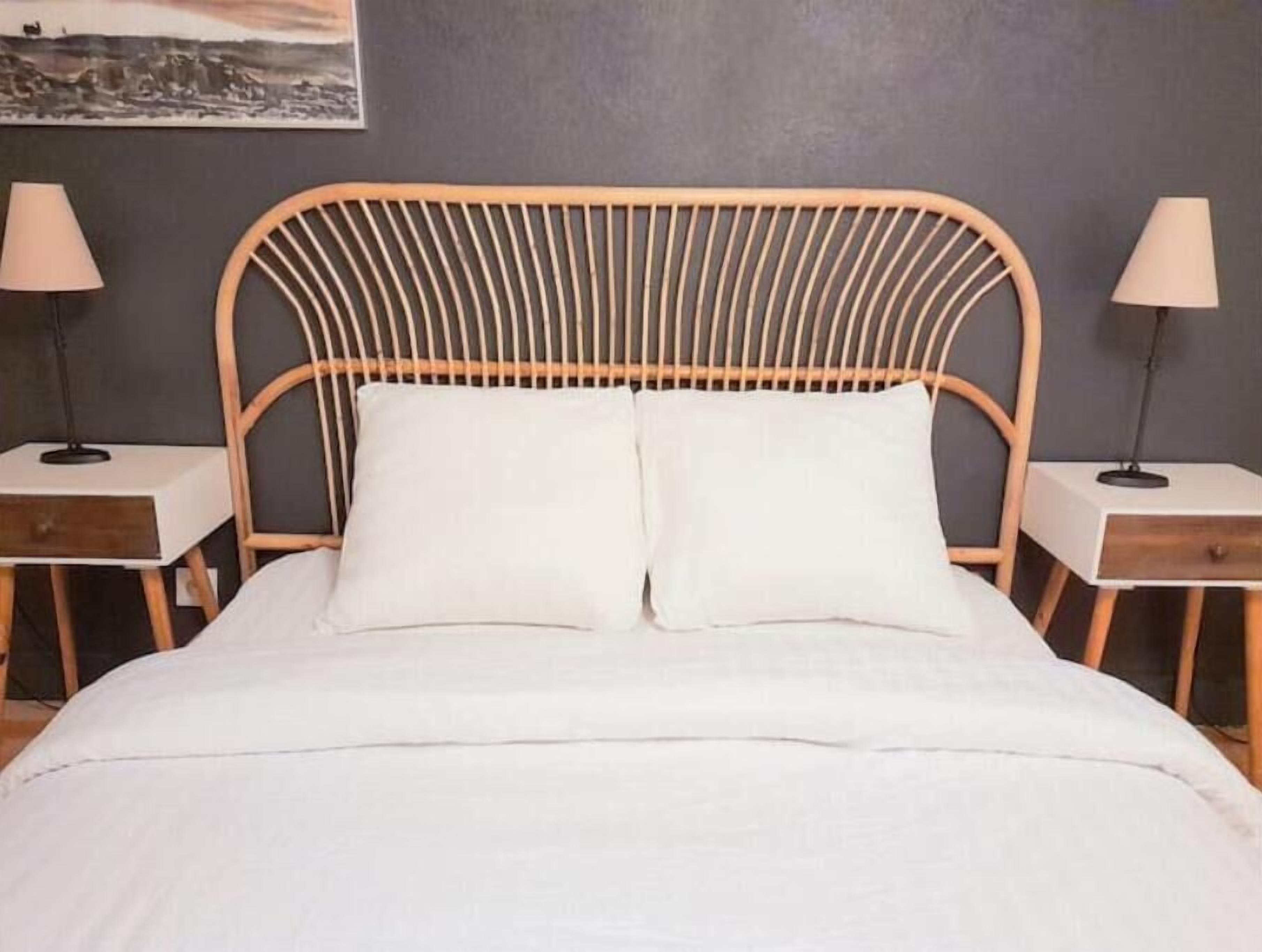 1 chambre, bureau, fer et planche à repasser, lit parapluie