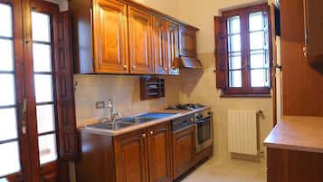 Kühlschrank, Herdplatte, Geschirrspüler, Hochstuhl