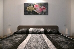 1 dormitorio, tabla de planchar con plancha, wifi y ropa de cama