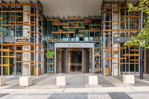 Exterior detail - Lake view city apartment with free parking! (Canberra)