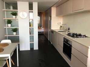 Frigorífico, microondas, horno y placa de cocina