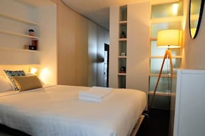 1 habitación, escritorio, tabla de planchar con plancha y wifi