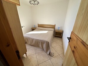 2 Schlafzimmer, individuell eingerichtet
