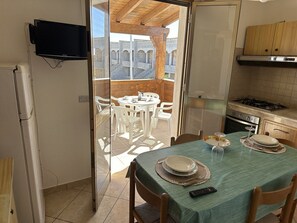 Appartement | Cuisine privée | Réfrigérateur grande capacité avec congélateur, un four