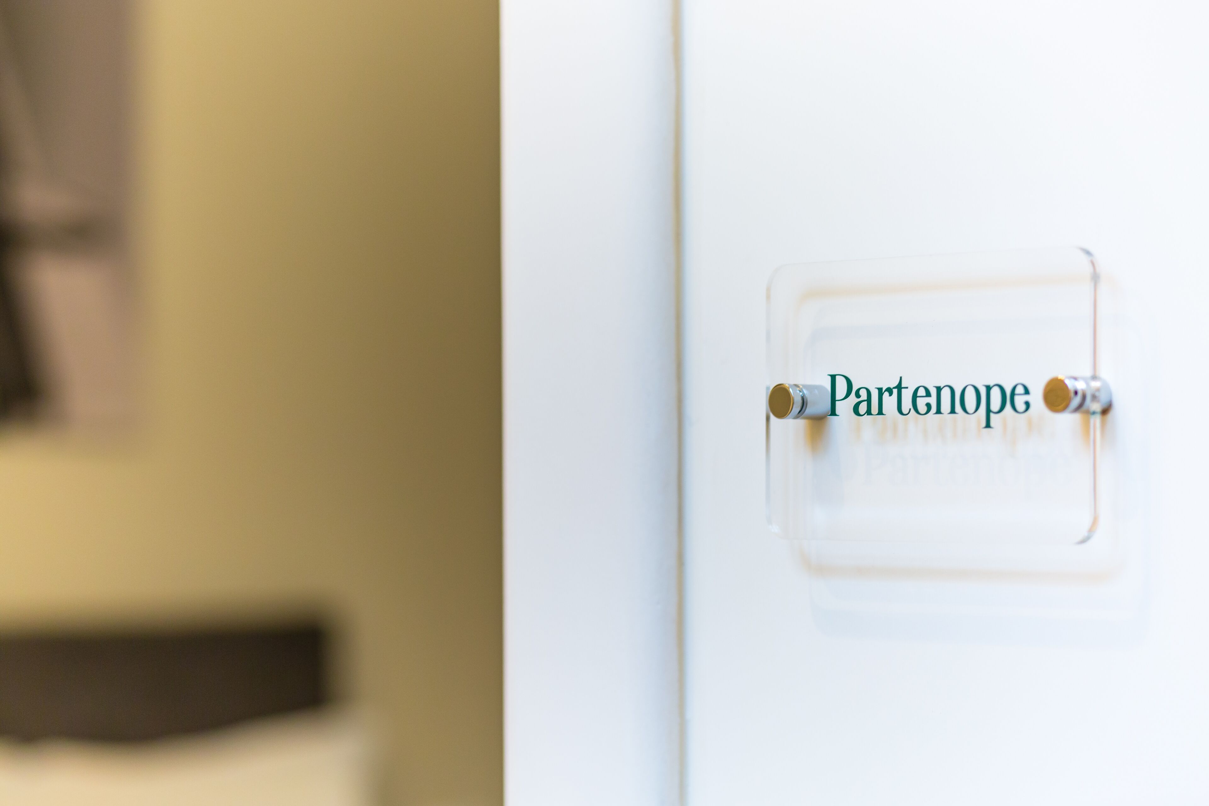 Eine Tür mit dem Schild „Partenone“.