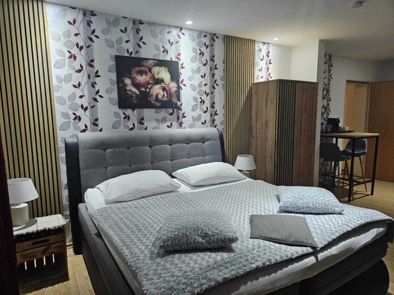 Una habitación de hotel moderna con una cama grande, un escritorio y una silla.