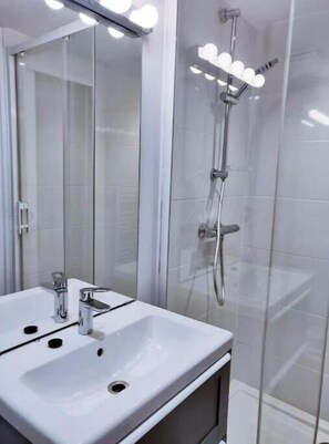 Dusche, Haartrockner, Handtücher, Shampoo