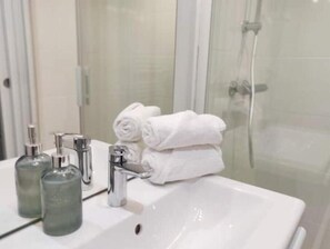 Dusche, Haartrockner, Handtücher, Shampoo