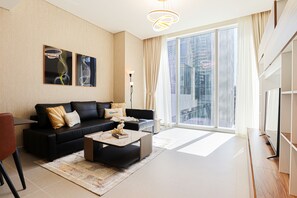 Leilighet – design | Oppholdsområde | En 55-tommers smart-TV med kabel-kanaler samt Netflix