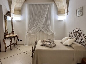 3 bedrooms, iron/ironing board, WiFi, bed sheets - VILLA ANNA: Luxury Villa with big Pool, Jacuzzi and 10.000 m2 of private garden. (Specchia)