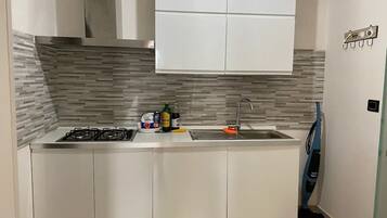 Kühlschrank, Mikrowelle, Ofen, Geschirrspüler