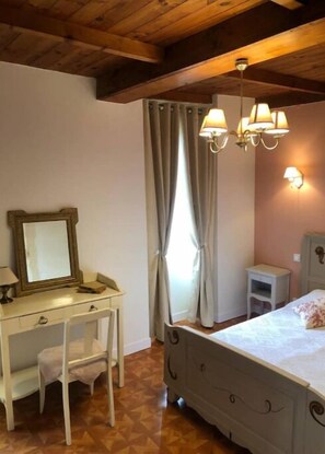 2 quartos, escrivaninha, ferros/tábuas de passar roupa, berço de viagem