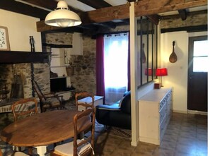 TV, lareira, pebolim, livros