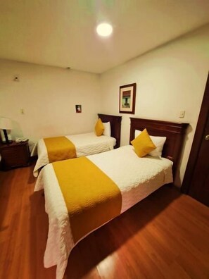Quarto triplo standard | Roupas de cama antialérgicas, edredons de pluma, escrivaninha