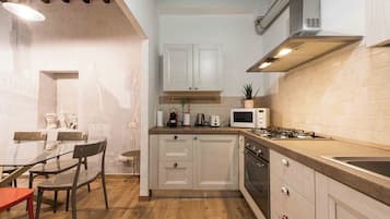 Comfort Apartment, 2 Bedrooms | Private kitchen | Fridge, microwave, oven, stovetop