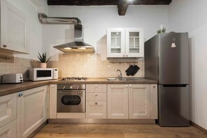 舒适公寓, 2 间卧室 | 私人厨房 | 冰箱、微波炉、烤箱、炉灶