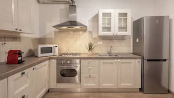 Comfort Apartment, 2 Bedrooms | Private kitchen | Fridge, microwave, oven, stovetop