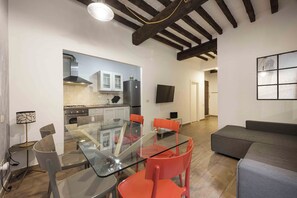 舒适公寓, 2 间卧室 | 起居区 | 40-英寸纯平电视（配备数码频道）