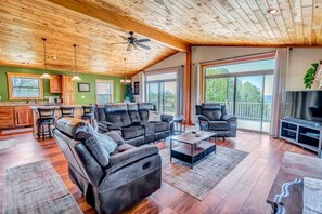 スマートテレビ、暖炉、書庫