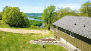 Une maison avec vue sur une rivière et une forêt.