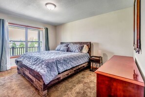 4 多间卧室、办公桌、免费 WiFi、床单