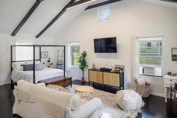 1 chambre, bureau, fer et planche à repasser, lit parapluie