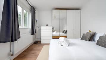 2 bedrooms, desk, iron/ironing board, internet