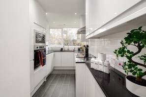 Fridge, microwave, oven, dishwasher - GuestReady - Modern escape in Clapham (London)